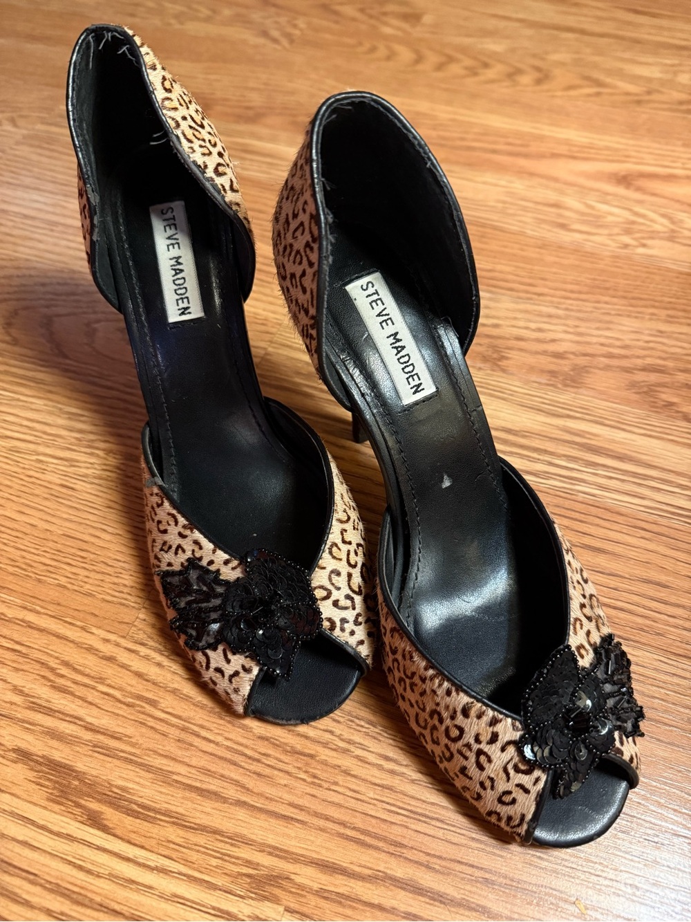 Y2K vintage Steve Madden Leopard Print Peep-Toe Heels with Black Floral Accent